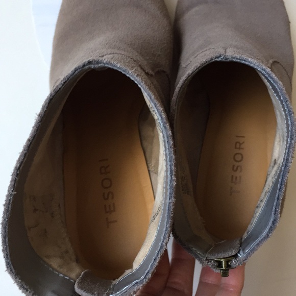 TESORI Raven Suede Ankle Booties Size 6 - Picture 6 of 8